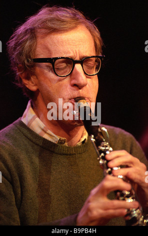 Regisseur Woody Allen spielt Klarinette mit seiner New Orleans jazz Band in der Royal Festival Hall in London UK im Jahr 1996 Stockfoto