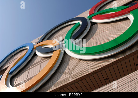 Olympische Ringe-Logo auf der Seite des Gebäudes in Hong Kong Stockfoto