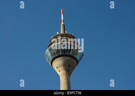 Oben auf der Rheintürm Düsseldorf vor blauem Himmel, Deutschland. Stockfoto