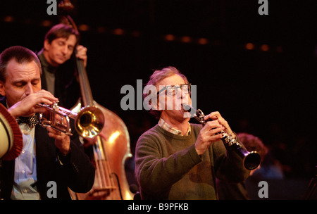 Regisseur Woody Allen spielt Klarinette mit seiner New Orleans jazz Band in der Royal Festival Hall in London UK im Jahr 1996 Stockfoto