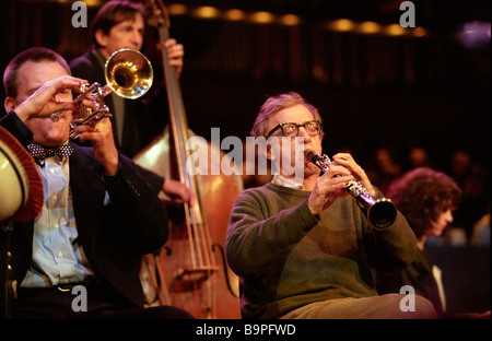 Regisseur Woody Allen spielt Klarinette mit seiner New Orleans jazz Band in der Royal Festival Hall in London UK im Jahr 1996 Stockfoto