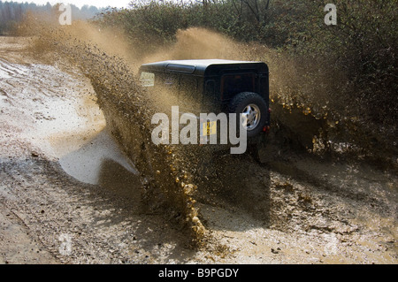 Ein Land Rover Defender 90 auf einer Offroad-Strecke Stockfoto