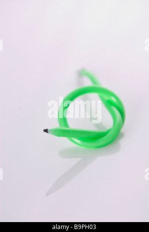Grüne flexible Bleistift mit einem Knoten auf einem weißen Hintergrund Stockfoto
