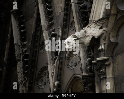 Wasserspeier mit Wasserspeier auf der Nordwand der Kathedrale Notre Dame, Paris Frankreich Europa Stockfoto
