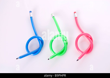 Drei flexible Bleistifte auf weißem Hintergrund Stockfoto