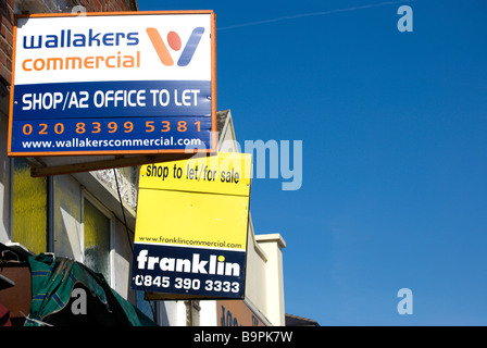 Immobilienmakler-Zeichen für die Wohnung zu lassen und laden lassen Stockfoto