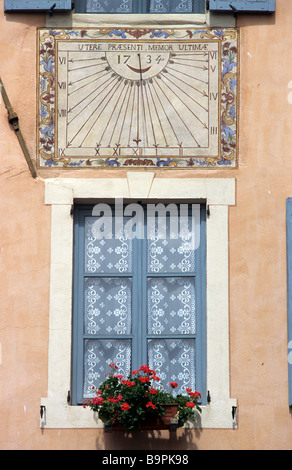 Alten gemalte Sonnenuhr (1734), beliebte Diktum & Fenster mit Gardinen, Guillestre, Queyras, Haute-Alpes, Französische Alpen, Frankreich Stockfoto