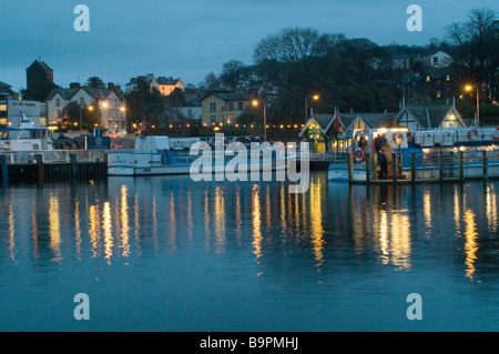 Bowness auf Windermere in der Nacht über Weihnachten zeigen die Lichter und Spiegelungen im See Stockfoto