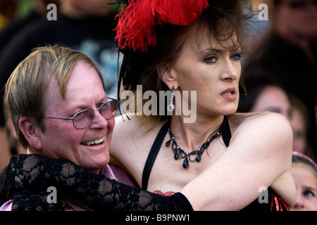 Saloon Girl flüchtet auf Publikum Mitglied Runde Schießerei Reenactment außerhalb Irma Hotel Cody Wyoming USA Stockfoto