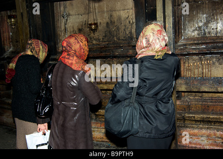 Weibliche Pilger Kerzen rund um den der Aedikula des Heiligen Grabes Grab Christi in alt-Jerusalem Stockfoto