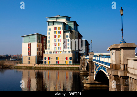 Studentenwohnungen neben dem Fluss Tees Stockton on Tees Cleveland Stockfoto