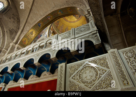 Gotisch gewölbten Decke mit Blick auf den reich verzierten Balkon Kuppeldach durch Torbogen im Inneren der Kirche des Heiligen Grabes oder der Auferstehung Stockfoto