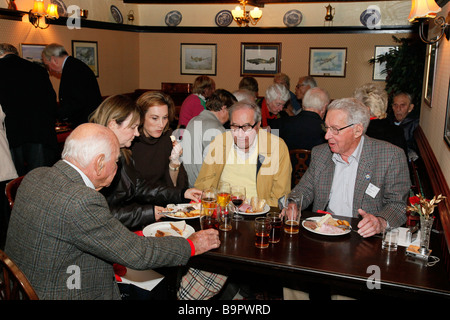 Menschen, die eine Pub-Mittagessen genießen. Das alte Gefängnis Gastwirtschaft, Biggin Hill, Kent, England, UK. Stockfoto