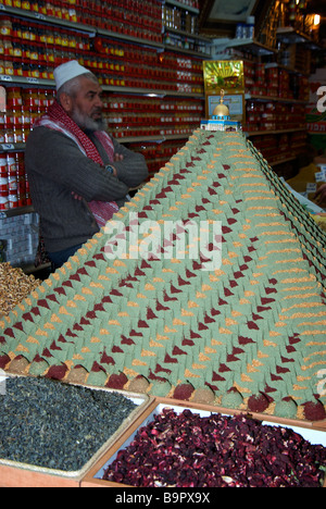 Drygoods und Pyramide von Gewürzen im Markt Stall Store im arabischen Viertel des alten Jerusalem Stockfoto