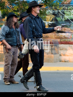 Schießerei-Re-Enactment außerhalb Irma Hotel Cody Wyoming USA Stockfoto