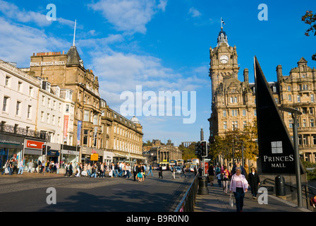 Princes Street Edinburgh Schottland mit Balmoral Hotel und Princes Mall zu unterzeichnen, im März an einem sonnigen Tag Stockfoto