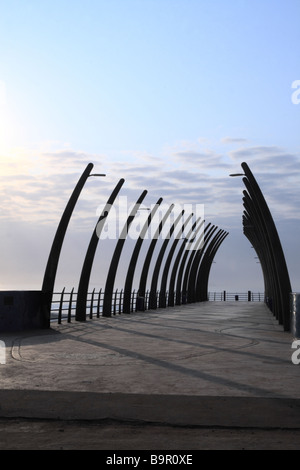 Älteres Paar in der Silhouette, ein Spaziergang entlang einer Mole in der Morgendämmerung. Durban, Kwazulu Natal, Südafrika. Stockfoto