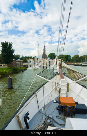 Apporach Hafen von Hoorn mit Mottenhalle Abel Tasman, Niederlande | Einlaufen Mit Dem Großsegler Abel Tasman in Hoorn Stockfoto