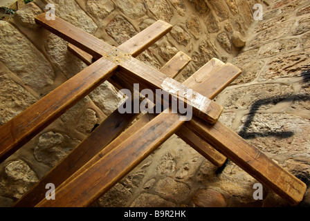 Große Holzkreuze gelehnt Wand aus Via Dolorosa in der Nähe der Grabeskirche in Jerusalem-Altstadt Stockfoto