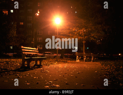 Ein verlassener städtischer Park in der Nacht Richard B Levine Stockfoto