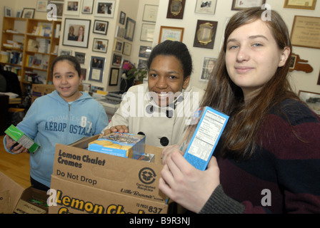 Pfadfinderinnen und freiwilligen Inventar sortieren und verteilen Girl Scout Cookies von Upper West Side-Truppe-3068 in New York verkauft Stockfoto