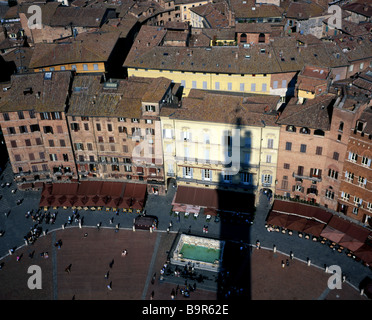 Schatten von der Torre del Mangia auf der Piazza del Campo, umreißt der Fonte Gaia, Siena, Toskana, Italien Stockfoto