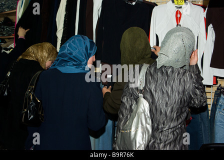 Muslimischen arabischen Frauen in Hijab Kopf Schals Einkaufen im Bekleidungsgeschäft stall am Markt in alt-Jerusalem Stockfoto