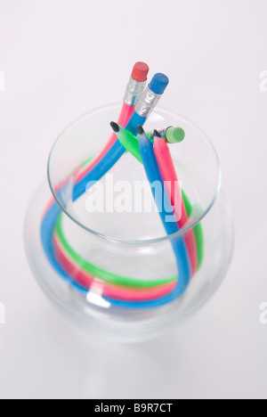 Flexiblem Bleistifte im Glas auf weißem Hintergrund Stockfoto
