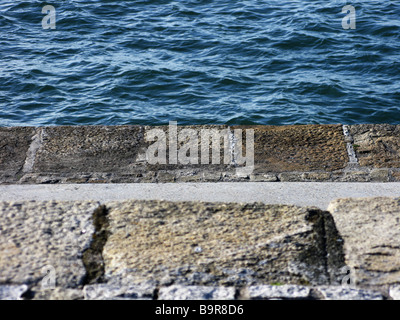 Wasser und Stein auf einem Kai-Mauer-Steg in Dun Laoghaire Co Dublin Stockfoto