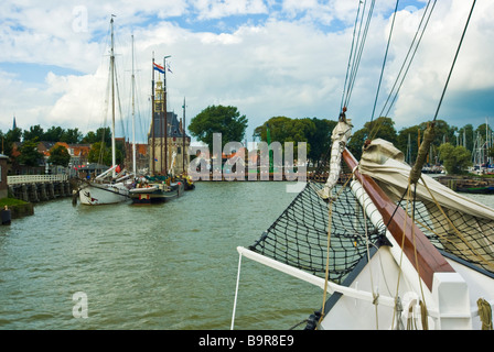 Apporach Hafen von Hoorn mit Mottenhalle Abel Tasman, Niederlande | Einlaufen Mit Dem Großsegler Abel Tasman in Hoorn Stockfoto