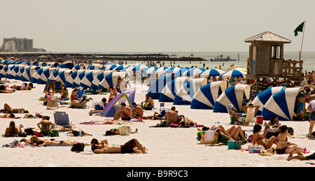 Familien, die Sonnen Sie sich am Strand in Florida in den USA Stockfoto