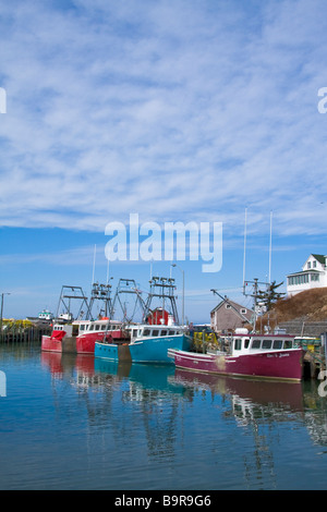 Angelboote/Fischerboote angedockt an den hohen Gezeiten - Halls Harbour, Nova Scotia, Kanada. Stockfoto