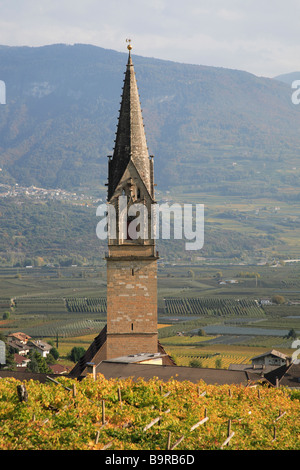 die Kirche von St. Quirikus und Quiricus in Tramin Termeno Sulla Strada del Vino mit dem höchsten Kirchturm 86m Trentino Italien Stockfoto