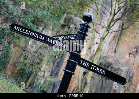 Zeichen-post für die Torrs, Millennium Gehweg und Heritage Centre. Neue Mühlen, Derbyshire, Großbritannien. Stockfoto