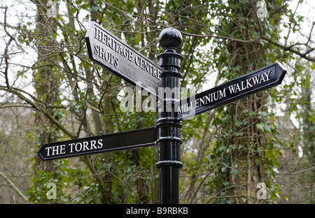 Zeichen-post für die Torrs, Millennium Gehweg und Heritage Centre. Neue Mühlen, Derbyshire, Großbritannien. Stockfoto