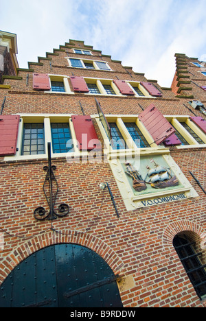 VOC (Vereenigde Oostindische Compagnie) beschriftet vor einem Haus, Hoorn, Niederlande | Haus in Hoorn Mit VOC-Beschriftung Stockfoto