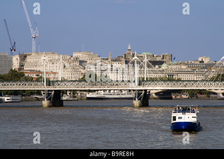 Boot auf der Themse in der Nähe von Hungerford Bridge, London Stockfoto