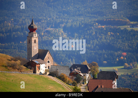 Kirche St. Nikolaus in der Nähe von Mittelberg vor dem Berg Schlern ritten Trentino Italien Stockfoto