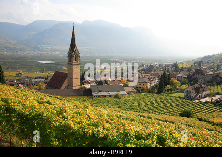 die Kirche von St. Quirikus und Quiricus in Tramin Termeno Sulla Strada del Vino mit dem höchsten Kirchturm 86m Trentino Italien Stockfoto