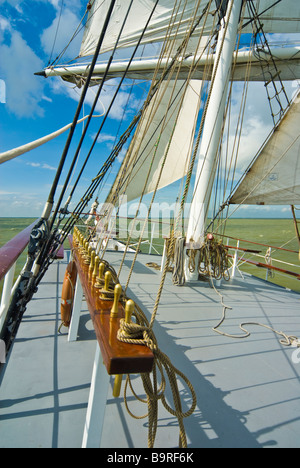 Rigg und Deck hohen Schiff Abel Tasman am Ijsselmeer Niederlande | Takelage Und Deck des Rahseglers Abel Tasman Auf dem Stockfoto