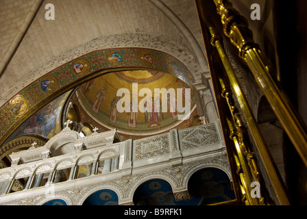 Gotisch gewölbten Decke mit Blick auf den reich verzierten Balkon Kuppeldach durch Torbogen im Inneren der Kirche des Heiligen Grabes oder der Auferstehung Stockfoto