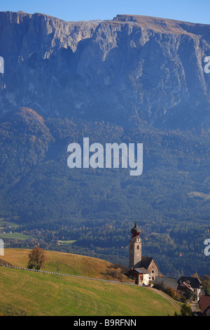 Kirche St. Nikolaus in der Nähe von Mittelberg vor dem Berg Schlern ritten Trentino Italien Stockfoto