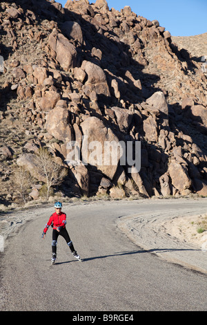 Frau-Inline-Skating in der Wüste. Stockfoto