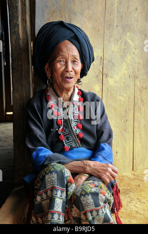 Porträt einer 100 Jahre alten schwarzen Yao-Frau in der Nähe von Tam Duong in Vietnam Stockfoto