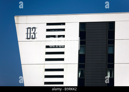 Die Leichtigkeit des einen Block von Wohnungen kontrastiert gegen einen dunkelblauen Himmel in Runcorn Cheshire Stockfoto