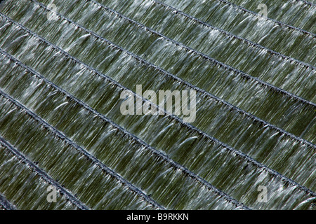 Wasser unten tröpfeln die Vorderseite des Avon Damm auf der Dartmoor Mauren im Sommer Stockfoto