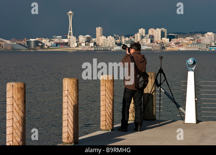 Space Needle betrachtet über Elliott Bay, Puget Sound, Seattle, Washington, Vereinigte Staaten Stockfoto