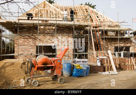 Baustelle eines neuen Hauses in den Prozess der das Dach konstruiert Stockfoto