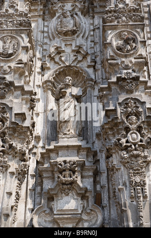 Kunstvollen religiösen Schnitzereien und Statuen an den Wänden der Catedral Metropolitana De la Asunción de María in Mexiko-Stadt Stockfoto