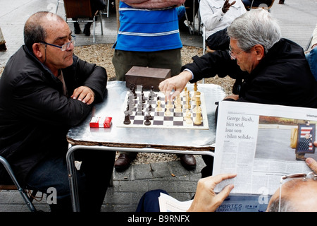 Spanische Männer spielen Schach im Parque Santa Catalina in Las Palmas auf Gran Canaria Stockfoto